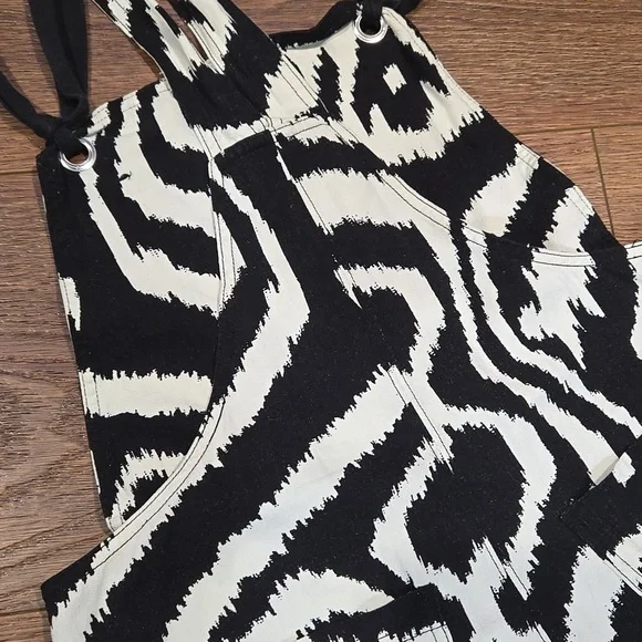 ANTHROPOLOGIE CONSTANCE BLACK AND WHITE WIDE LEG OVERALLS SIZE MED.   #7354 - Picture 9 of 10